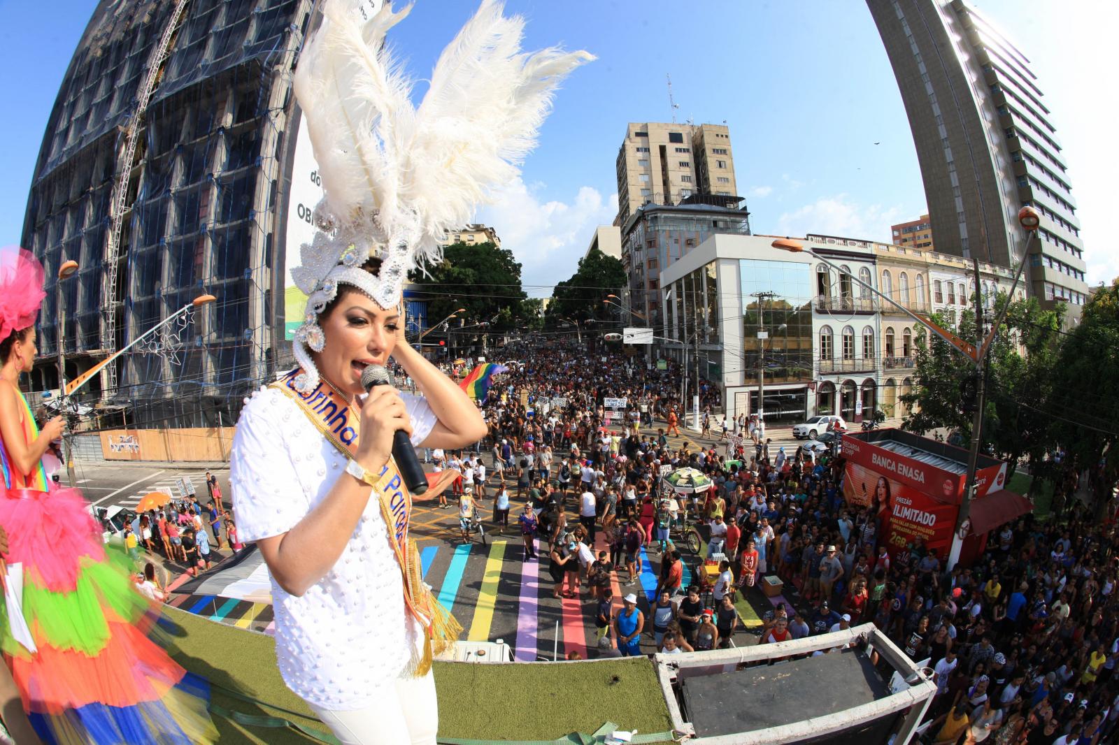 Parada vai às ruas com orgulho e pede mais paz e respeito