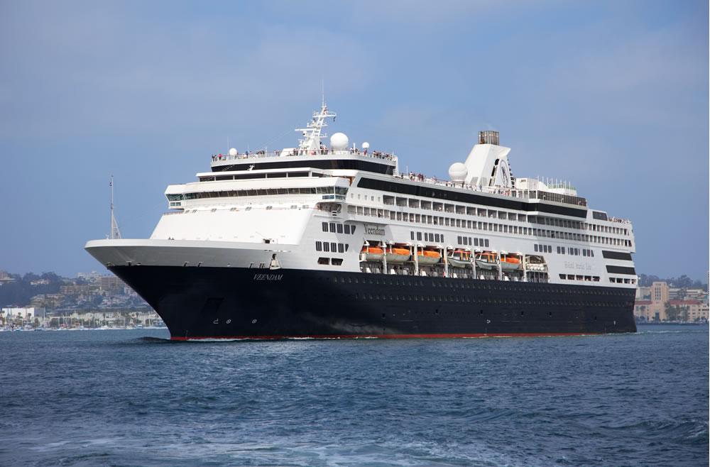 Navio de cruzeiro ancora ao largo de Icoaraci