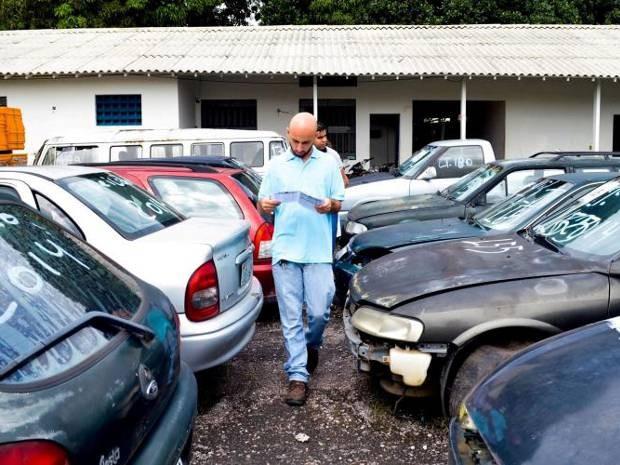 Semob leiloa mais de 500 carros e motos que foram retidos em apreensões