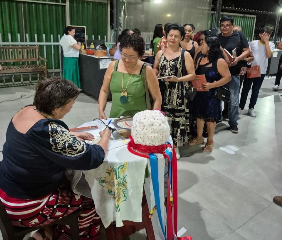 Concorrida noite de autógrafo de Auda Piani Concorrida noite de autógrafo de Auda Piani