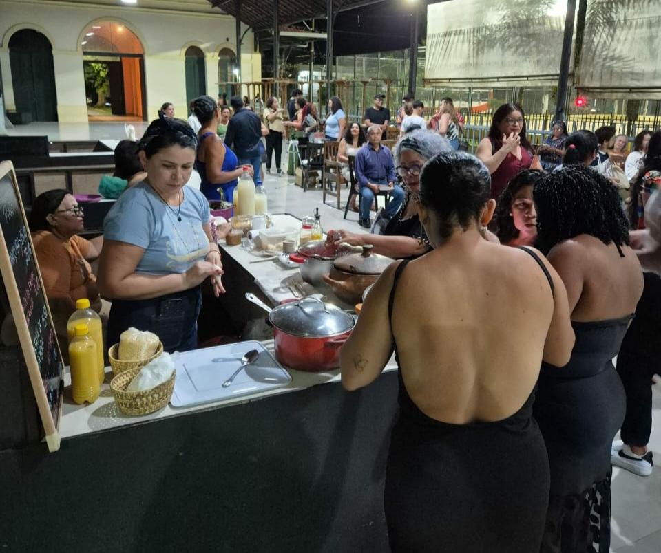 Concorrida noite de autógrafo de Auda Piani Concorrida noite de autógrafo de Auda Piani