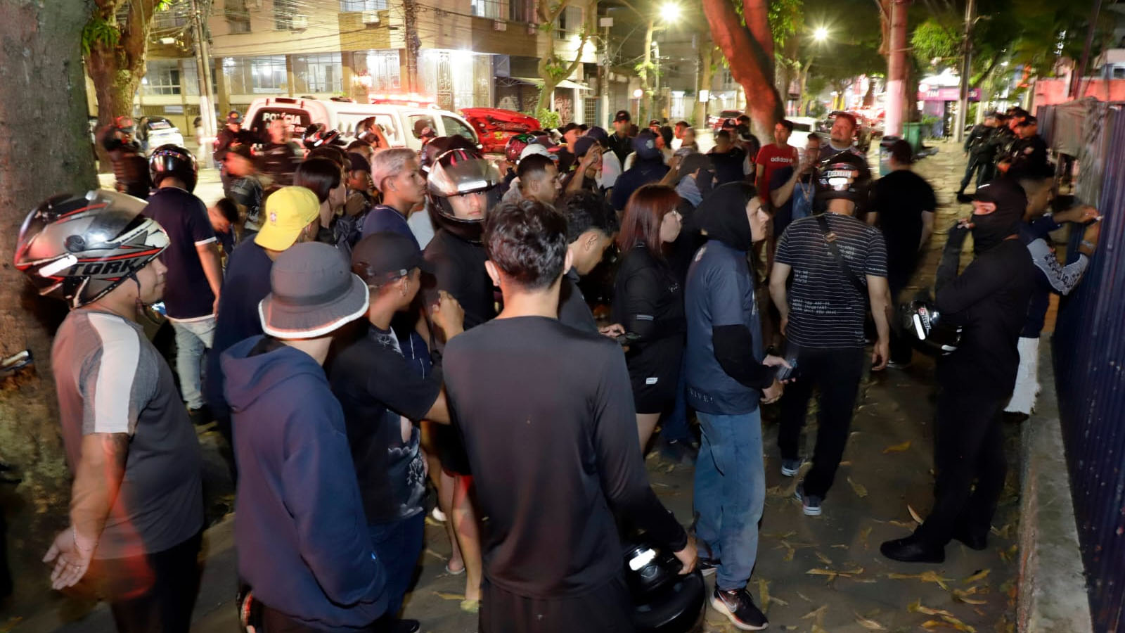 Torcedores realizam novo protesto na sede social e Remo se manifesta — imagem 1